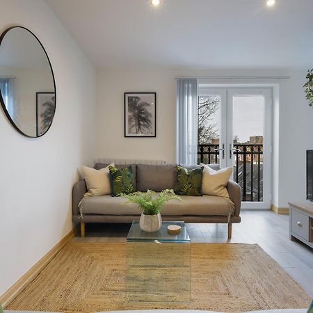 Large, Newly Renovated, Three Bedroom Town Centre Split Level Apartment With Free Parking, Sleeps Seven - Walking Distance To Beach Bournemouth Dış mekan fotoğraf