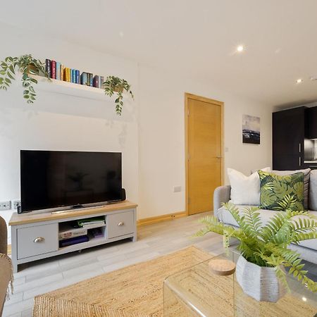 Large, Newly Renovated, Three Bedroom Town Centre Split Level Apartment With Free Parking, Sleeps Seven - Walking Distance To Beach Bournemouth Dış mekan fotoğraf