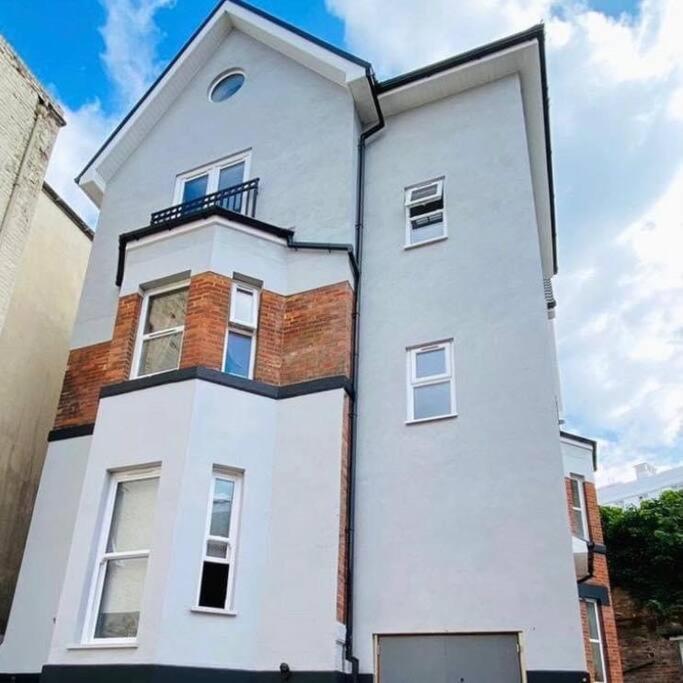 Large, Newly Renovated, Three Bedroom Town Centre Split Level Apartment With Free Parking, Sleeps Seven - Walking Distance To Beach Bournemouth Dış mekan fotoğraf