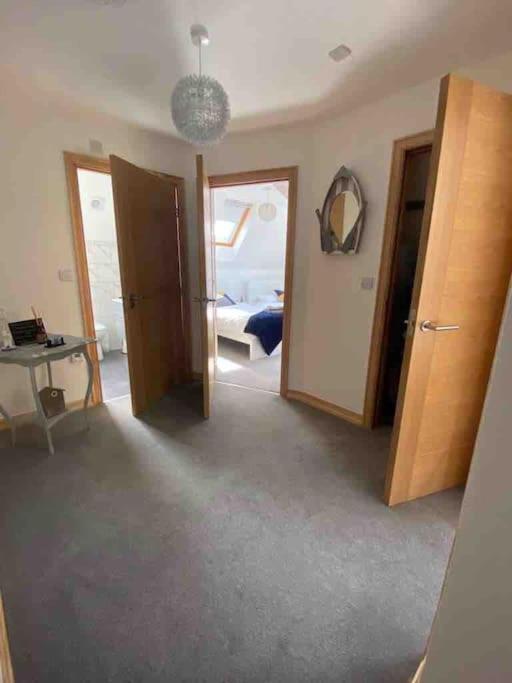 Large, Newly Renovated, Three Bedroom Town Centre Split Level Apartment With Free Parking, Sleeps Seven - Walking Distance To Beach Bournemouth Dış mekan fotoğraf