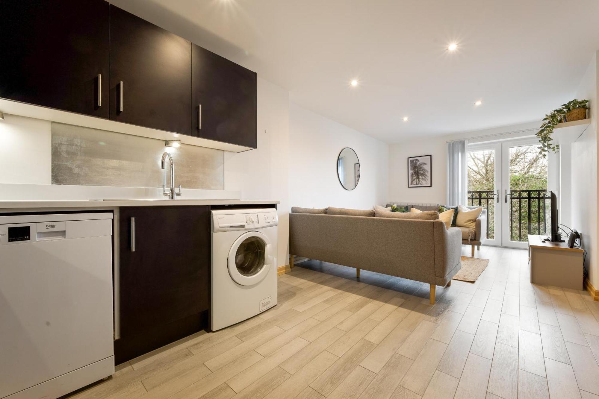 Large, Newly Renovated, Three Bedroom Town Centre Split Level Apartment With Free Parking, Sleeps Seven - Walking Distance To Beach Bournemouth Dış mekan fotoğraf