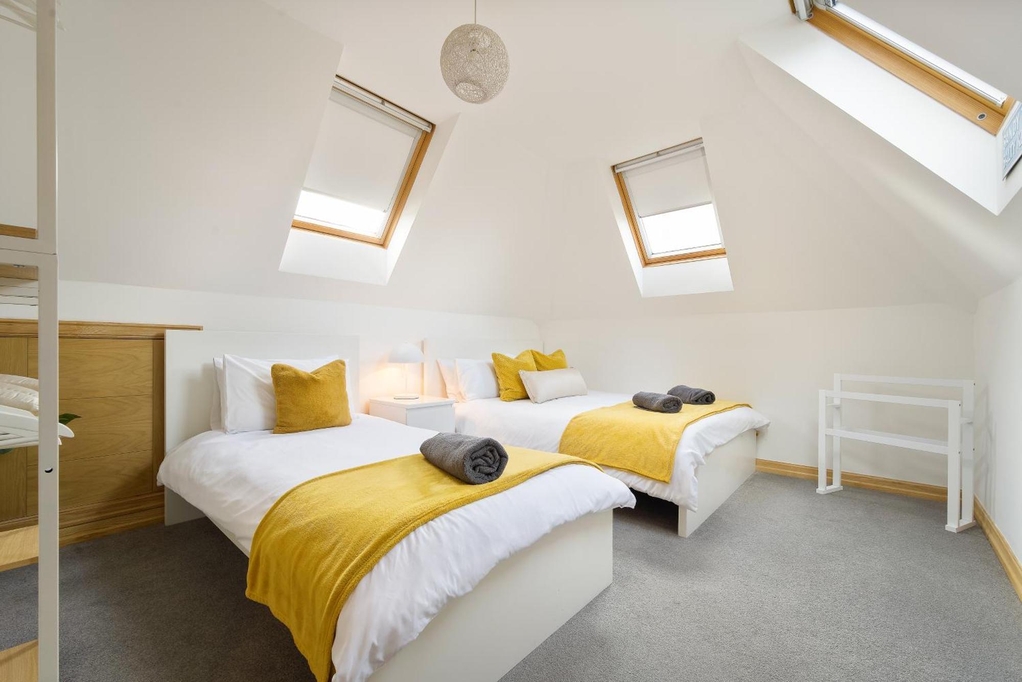 Large, Newly Renovated, Three Bedroom Town Centre Split Level Apartment With Free Parking, Sleeps Seven - Walking Distance To Beach Bournemouth Dış mekan fotoğraf