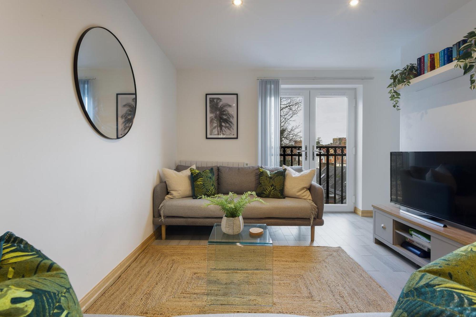Large, Newly Renovated, Three Bedroom Town Centre Split Level Apartment With Free Parking, Sleeps Seven - Walking Distance To Beach Bournemouth Dış mekan fotoğraf