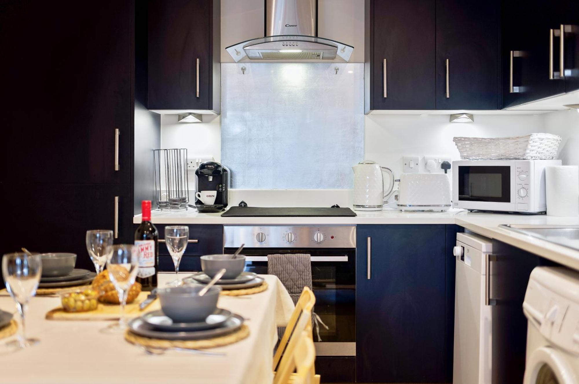 Large, Newly Renovated, Three Bedroom Town Centre Split Level Apartment With Free Parking, Sleeps Seven - Walking Distance To Beach Bournemouth Dış mekan fotoğraf