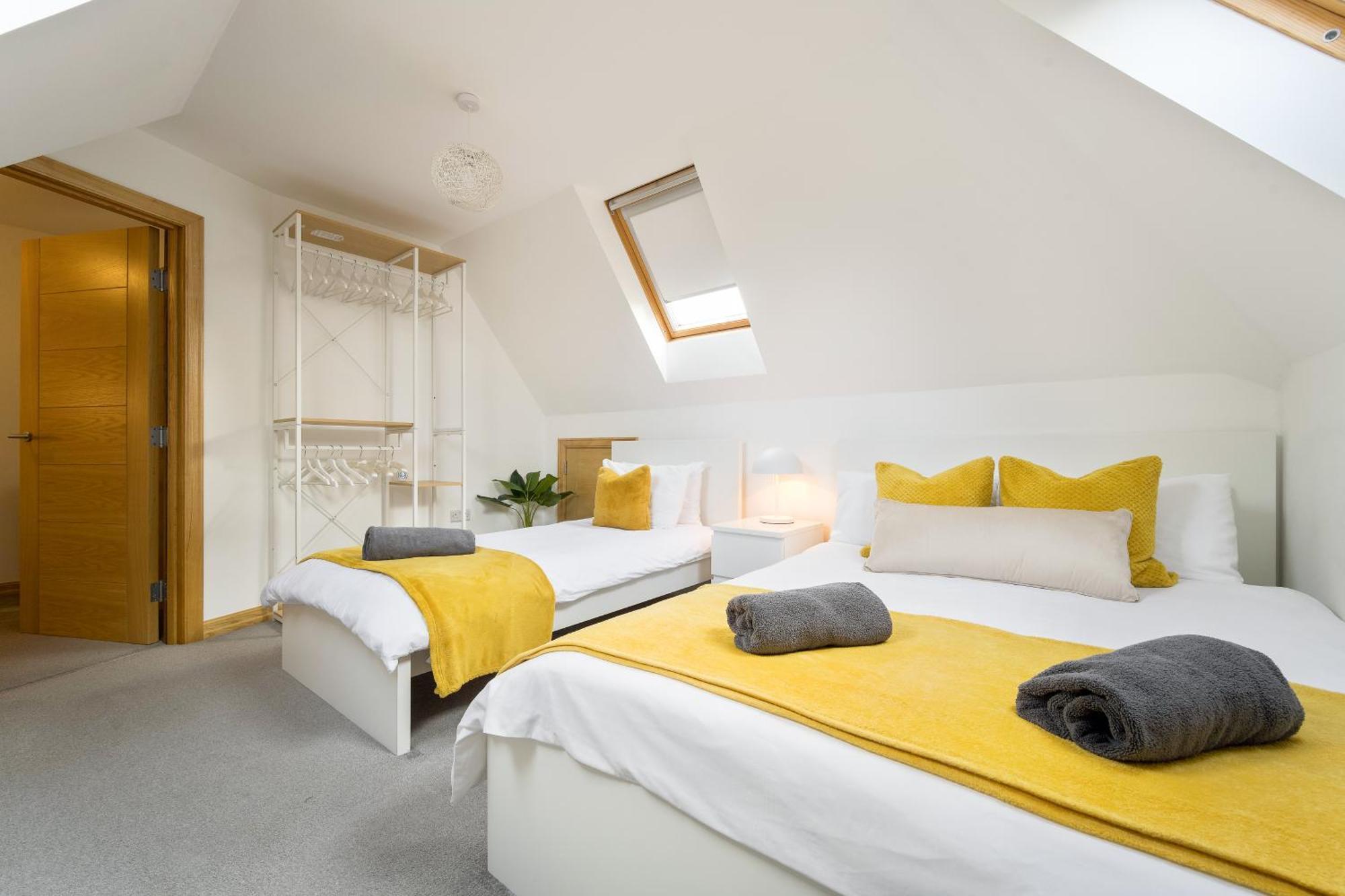 Large, Newly Renovated, Three Bedroom Town Centre Split Level Apartment With Free Parking, Sleeps Seven - Walking Distance To Beach Bournemouth Dış mekan fotoğraf