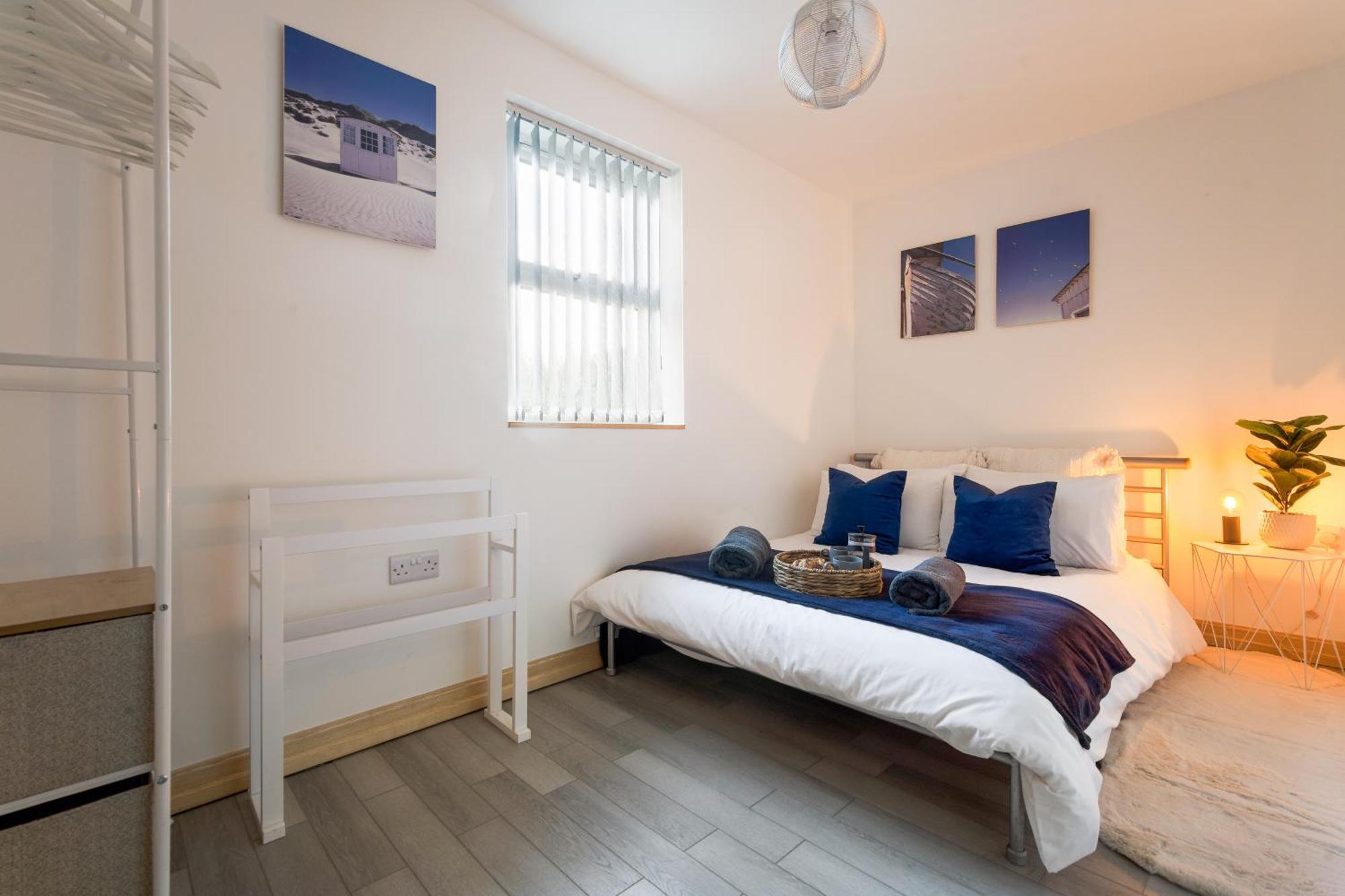 Large, Newly Renovated, Three Bedroom Town Centre Split Level Apartment With Free Parking, Sleeps Seven - Walking Distance To Beach Bournemouth Dış mekan fotoğraf