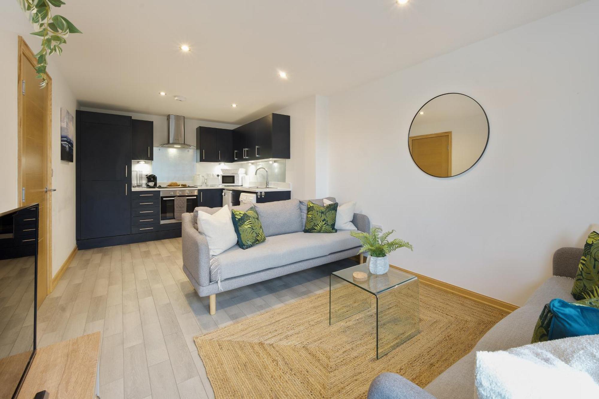 Large, Newly Renovated, Three Bedroom Town Centre Split Level Apartment With Free Parking, Sleeps Seven - Walking Distance To Beach Bournemouth Dış mekan fotoğraf