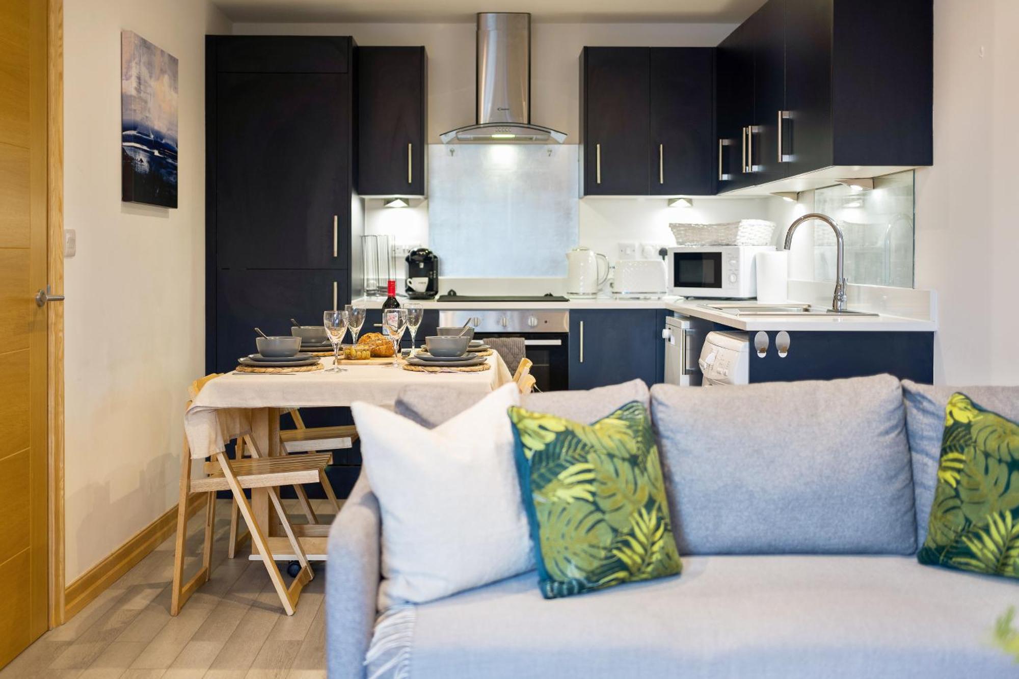 Large, Newly Renovated, Three Bedroom Town Centre Split Level Apartment With Free Parking, Sleeps Seven - Walking Distance To Beach Bournemouth Dış mekan fotoğraf