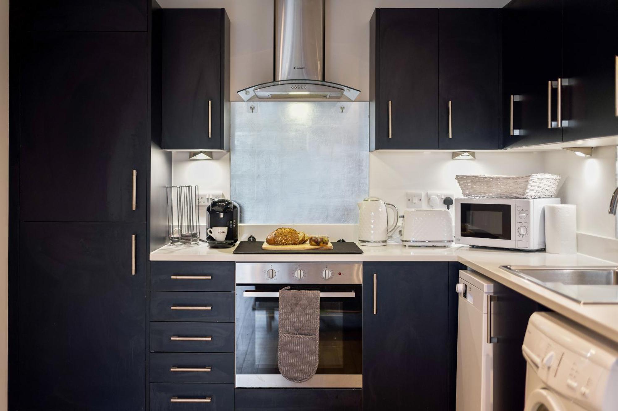 Large, Newly Renovated, Three Bedroom Town Centre Split Level Apartment With Free Parking, Sleeps Seven - Walking Distance To Beach Bournemouth Dış mekan fotoğraf