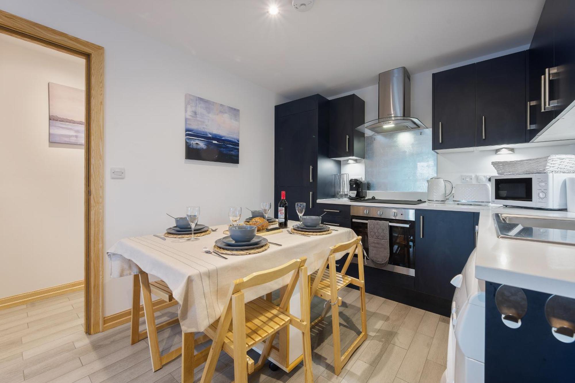 Large, Newly Renovated, Three Bedroom Town Centre Split Level Apartment With Free Parking, Sleeps Seven - Walking Distance To Beach Bournemouth Dış mekan fotoğraf