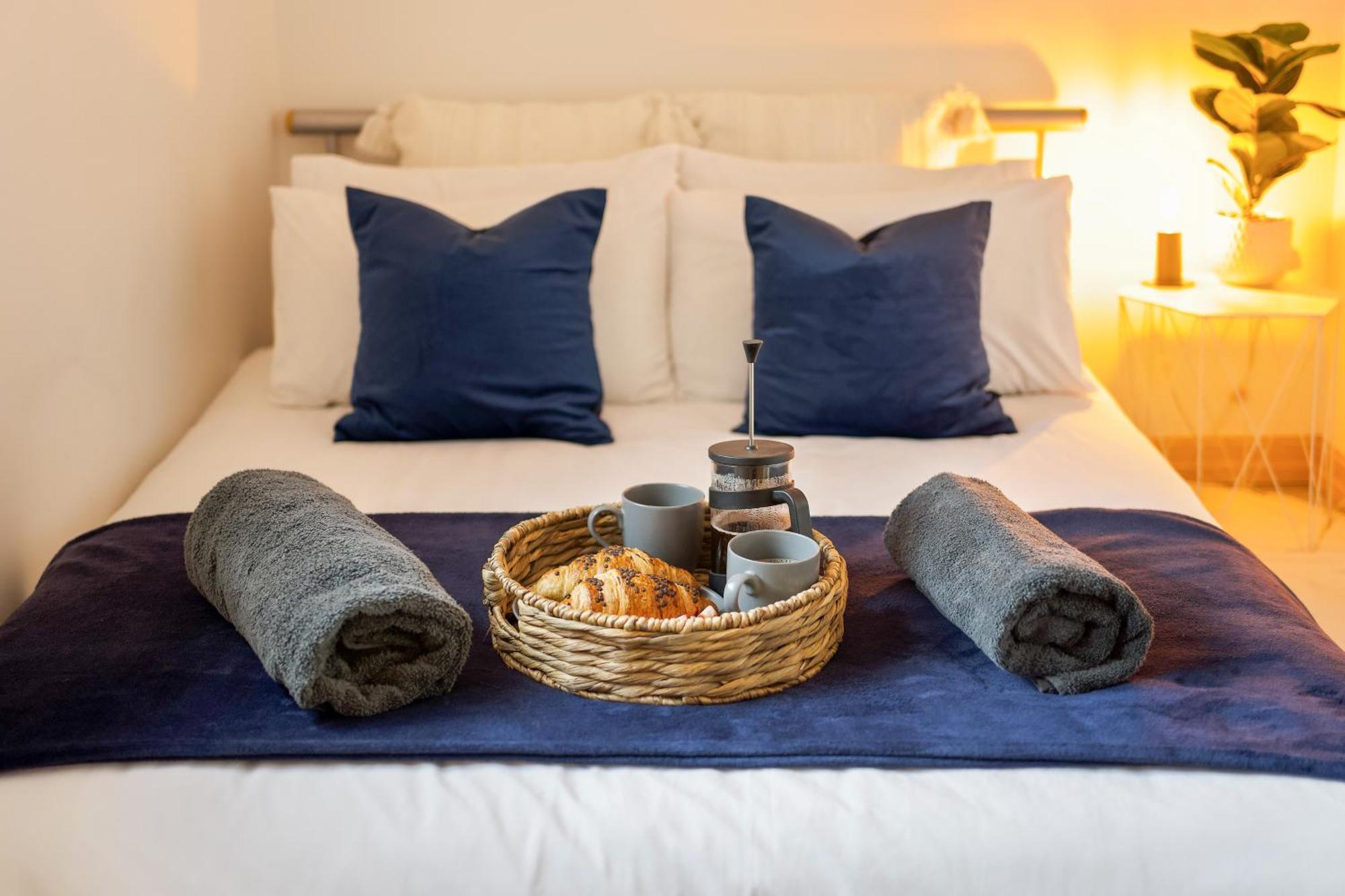 Large, Newly Renovated, Three Bedroom Town Centre Split Level Apartment With Free Parking, Sleeps Seven - Walking Distance To Beach Bournemouth Dış mekan fotoğraf