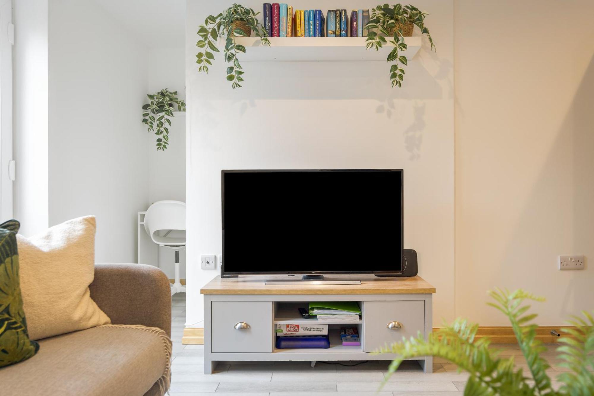 Large, Newly Renovated, Three Bedroom Town Centre Split Level Apartment With Free Parking, Sleeps Seven - Walking Distance To Beach Bournemouth Dış mekan fotoğraf