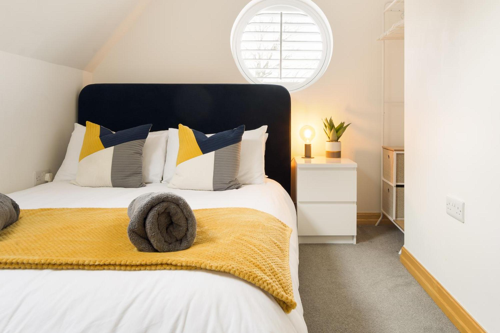 Large, Newly Renovated, Three Bedroom Town Centre Split Level Apartment With Free Parking, Sleeps Seven - Walking Distance To Beach Bournemouth Dış mekan fotoğraf