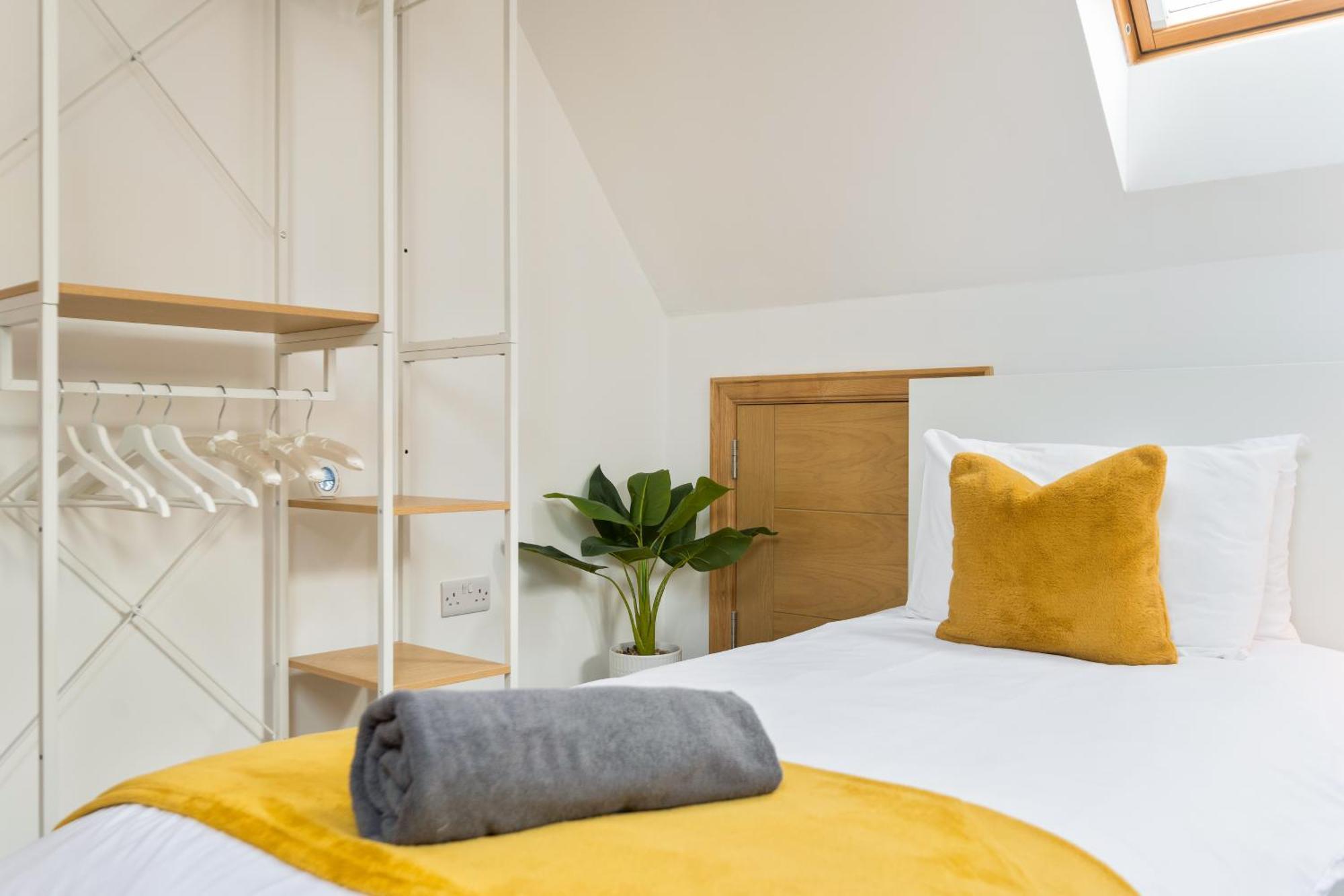 Large, Newly Renovated, Three Bedroom Town Centre Split Level Apartment With Free Parking, Sleeps Seven - Walking Distance To Beach Bournemouth Dış mekan fotoğraf
