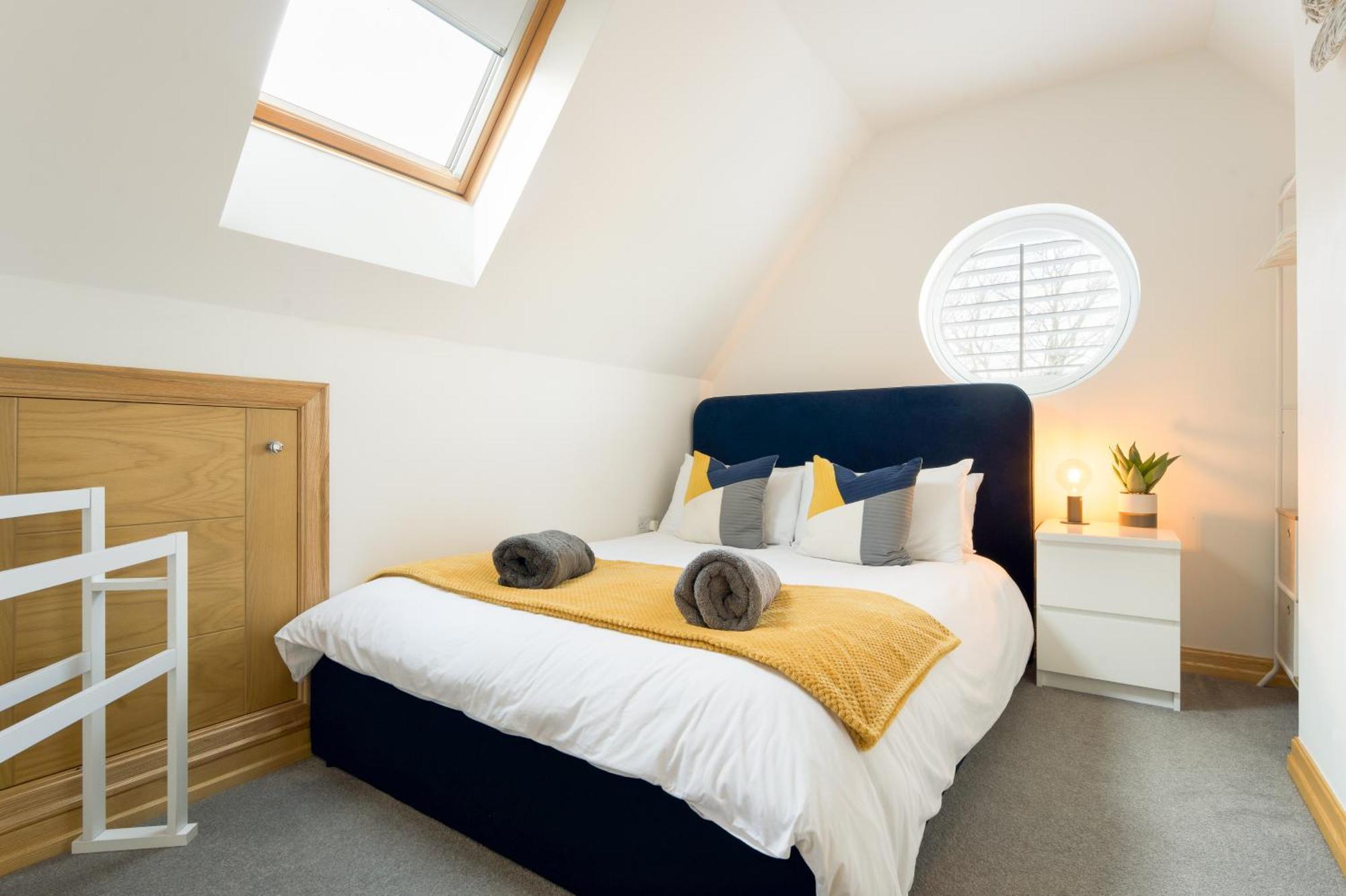 Large, Newly Renovated, Three Bedroom Town Centre Split Level Apartment With Free Parking, Sleeps Seven - Walking Distance To Beach Bournemouth Dış mekan fotoğraf