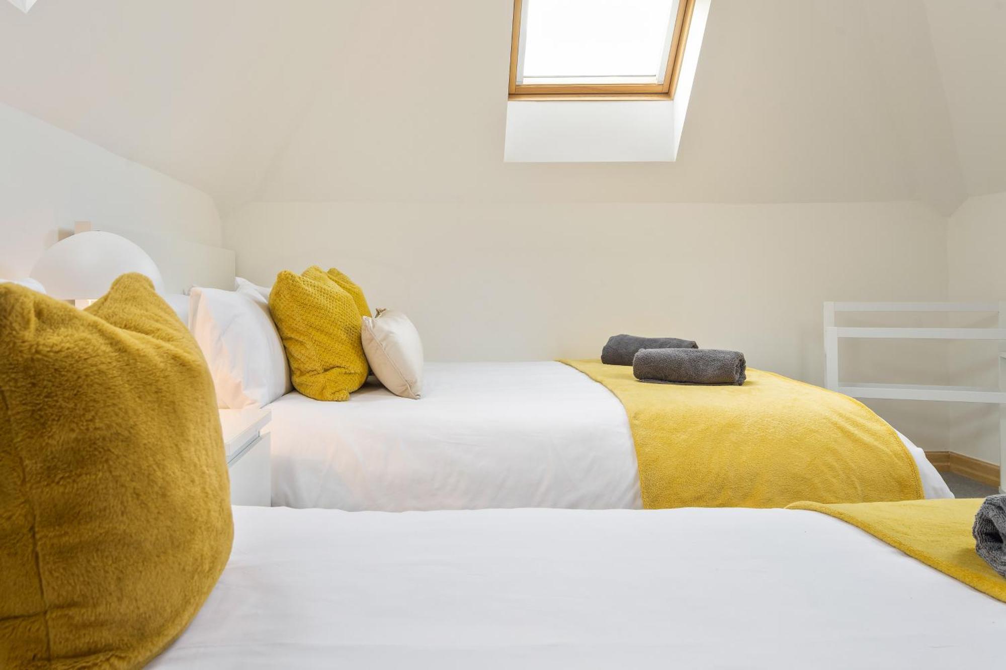Large, Newly Renovated, Three Bedroom Town Centre Split Level Apartment With Free Parking, Sleeps Seven - Walking Distance To Beach Bournemouth Dış mekan fotoğraf