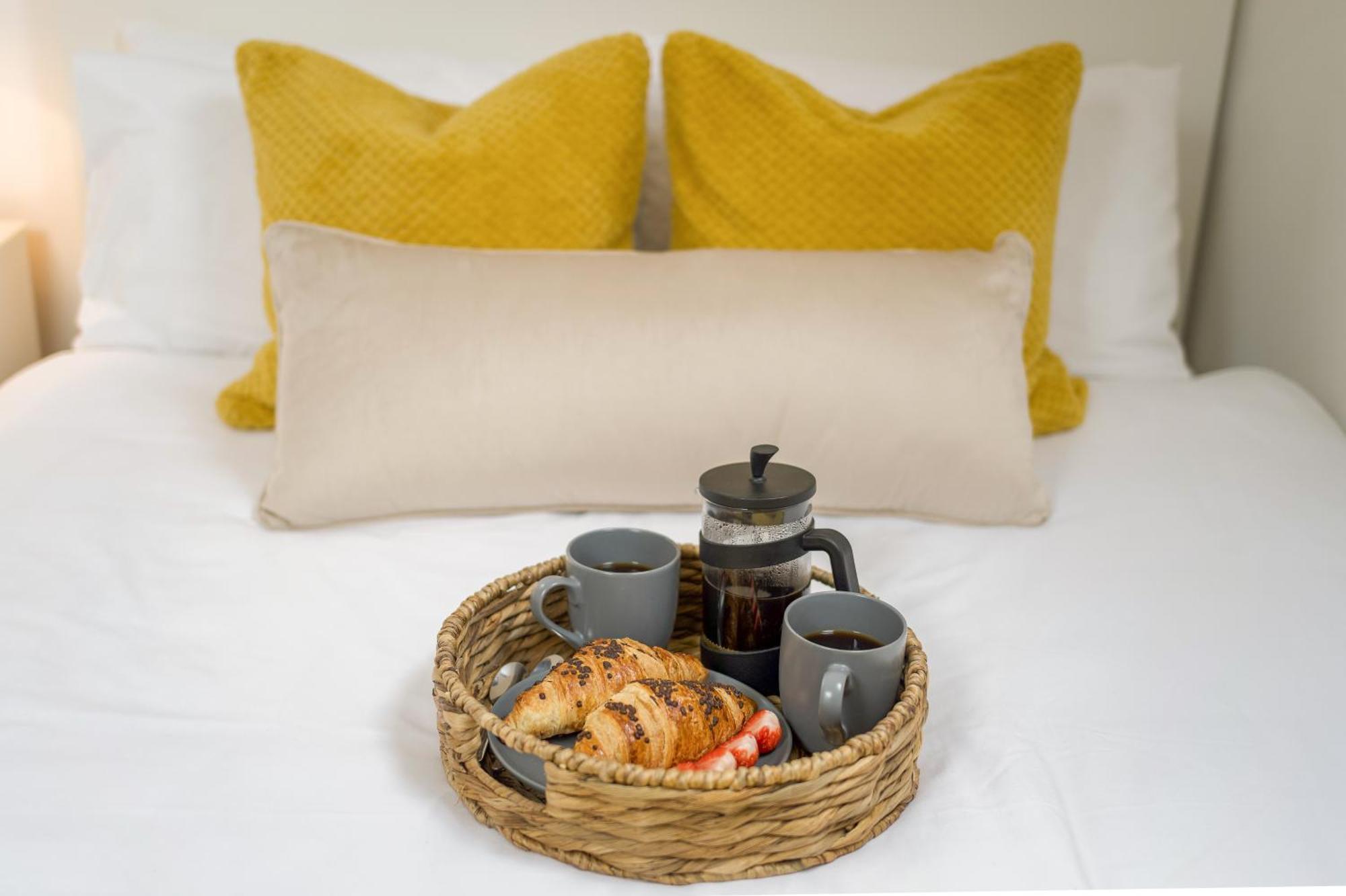 Large, Newly Renovated, Three Bedroom Town Centre Split Level Apartment With Free Parking, Sleeps Seven - Walking Distance To Beach Bournemouth Dış mekan fotoğraf