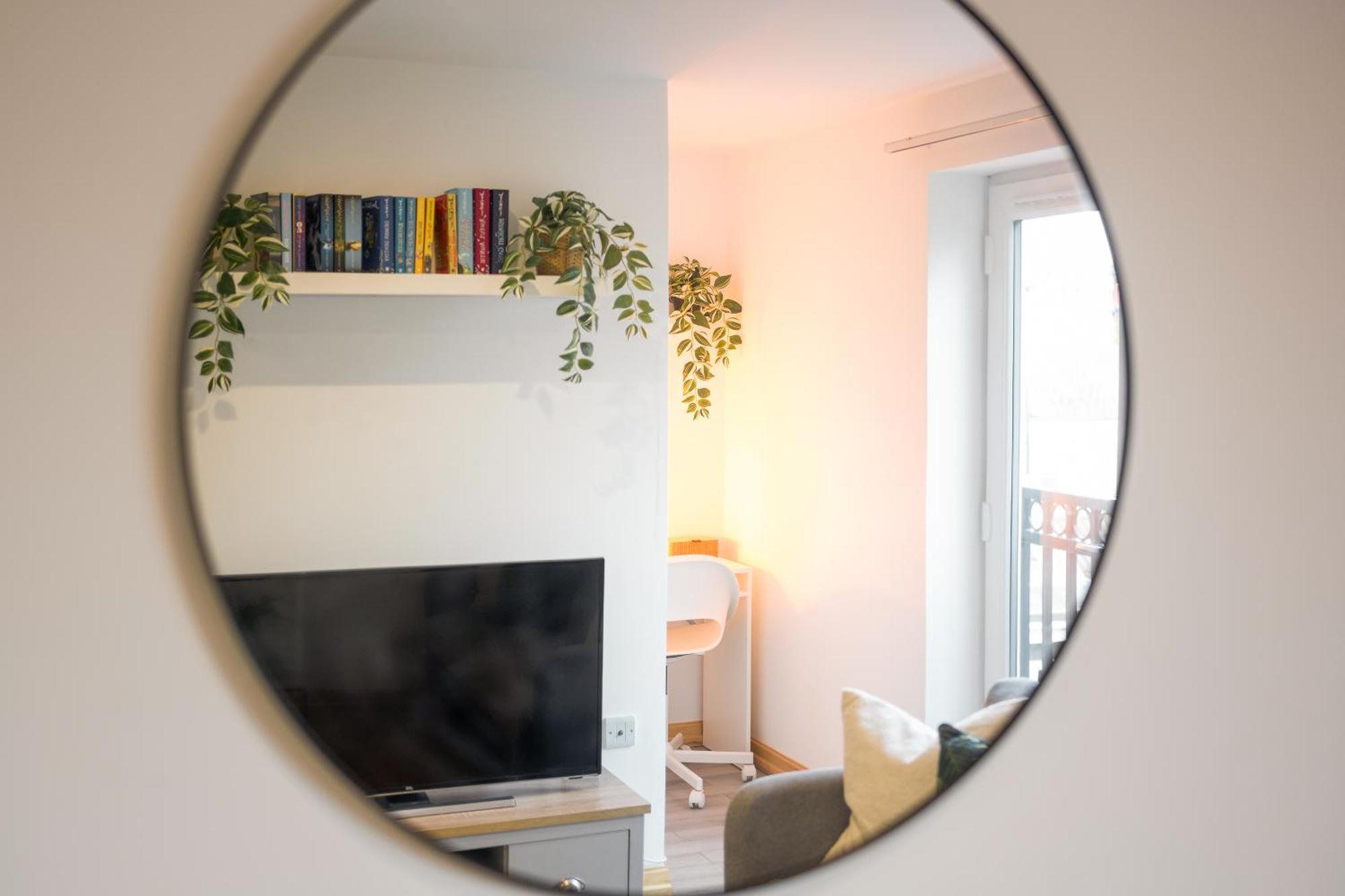 Large, Newly Renovated, Three Bedroom Town Centre Split Level Apartment With Free Parking, Sleeps Seven - Walking Distance To Beach Bournemouth Dış mekan fotoğraf