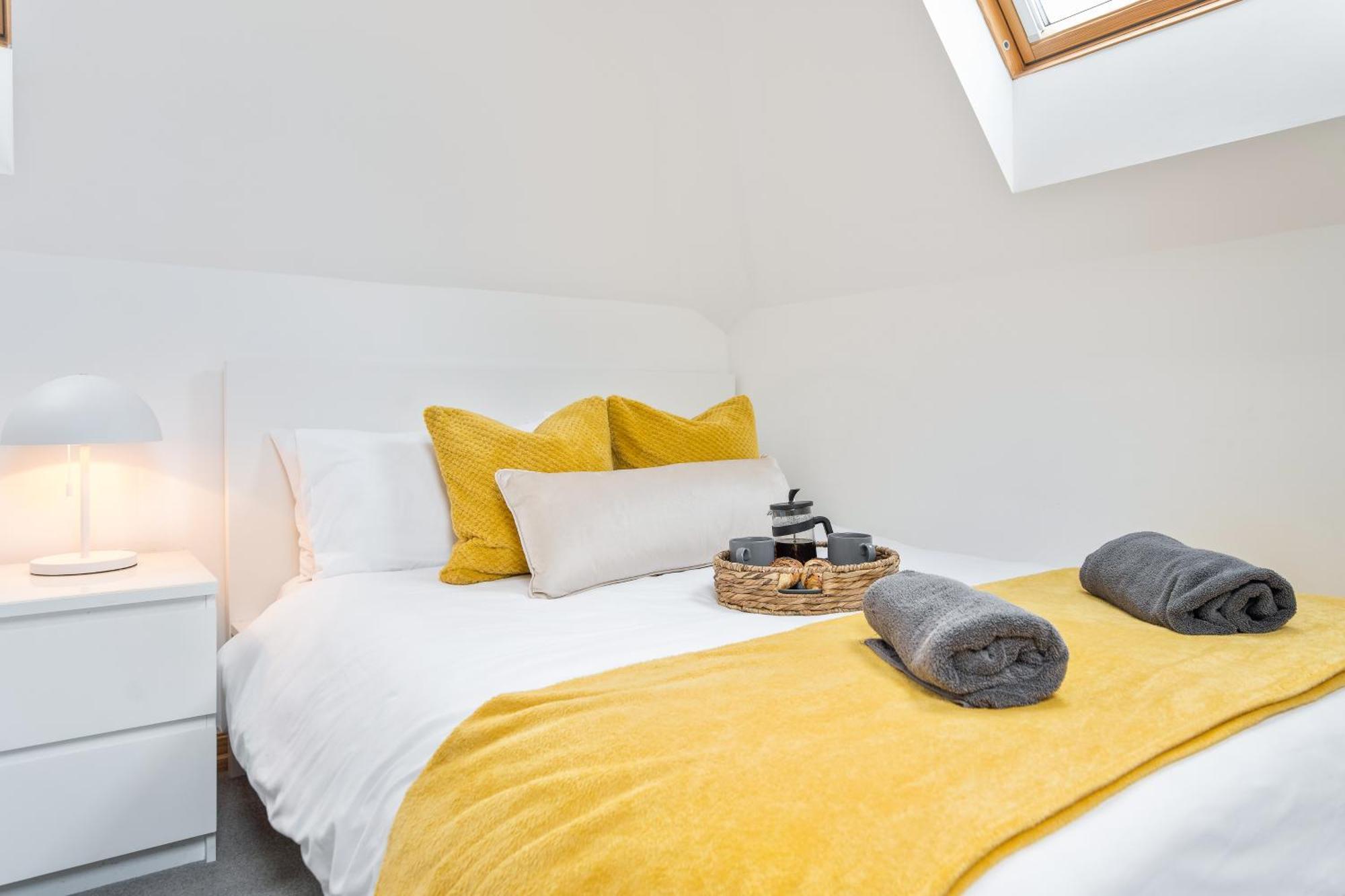 Large, Newly Renovated, Three Bedroom Town Centre Split Level Apartment With Free Parking, Sleeps Seven - Walking Distance To Beach Bournemouth Dış mekan fotoğraf