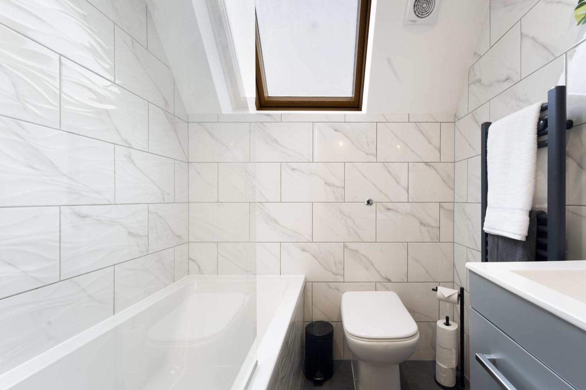 Large, Newly Renovated, Three Bedroom Town Centre Split Level Apartment With Free Parking, Sleeps Seven - Walking Distance To Beach Bournemouth Dış mekan fotoğraf